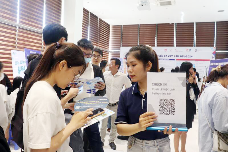 Sinh viên Đà Nẵng tìm đến Tuần lễ việc làm để định hướng cho công việc trong tương lai