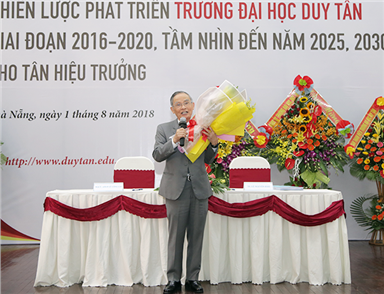 Lễ bàn giao Chiến lược Phát triển trường Đại học Duy Tân cho Tân Hiệu Trưởng
