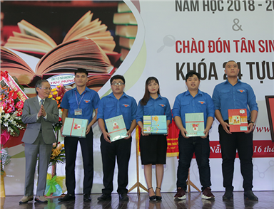 Đại học Duy Tân đón nhận Cờ Thi đua của Thủ tướng Chính phủ trong Lễ Khai giảng Năm học mới 2018 - 2019