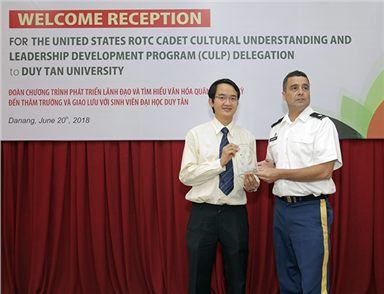 Đoàn Chương trình Phát triển Lãnh đạo và Tìm hiểu Văn hóa Quân đội Hoa Kỳ đến thăm Đại học Duy Tân