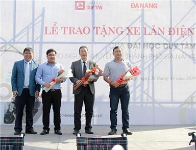 Đại học Duy Tân Trao tặng Xe lăn Điện cho người Khuyết tật Đà Nẵng