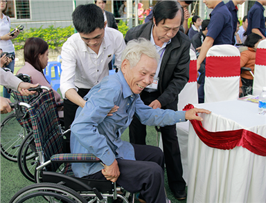 Đại học Duy Tân Trao tặng Xe lăn Điện cho người Khuyết tật Đà Nẵng
