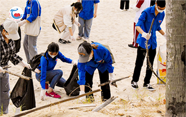 Hàng trăm 'áo xanh' dọn rác làm sạch bãi biển Đà Nẵng