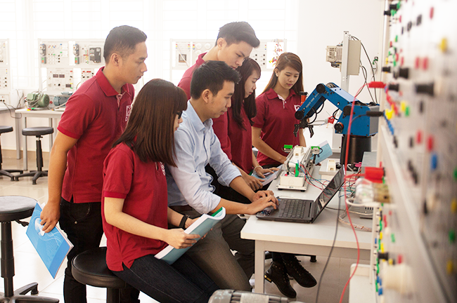 Đại học Duy Tân trang bị phòng thí nghiệm Điện – Điện tử với máy móc hiện đại