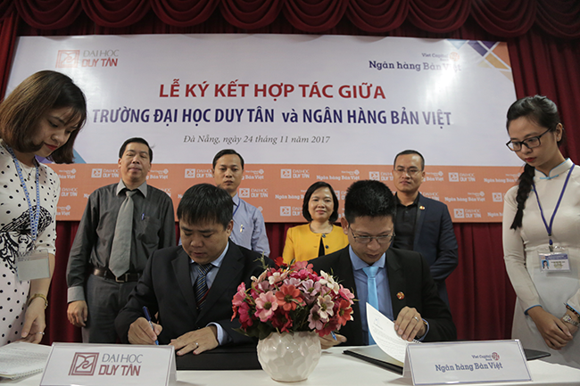 Đại học Duy Tân ký kết hợp tác với Ngân hàng Bản Việt