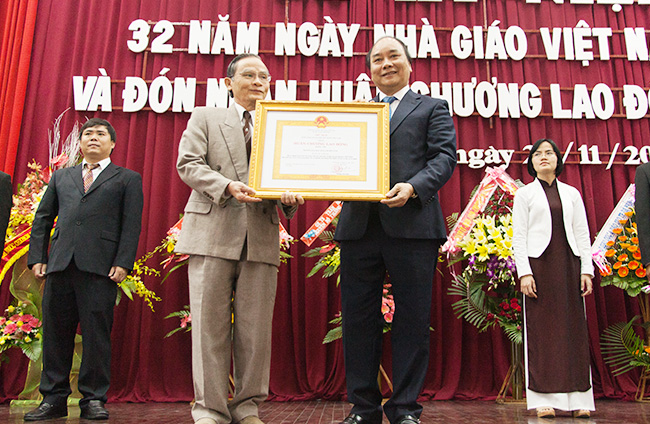  Phó Thủ tướng Nguyễn Xuân Phúc trao Huân chương Lao động hạng Nhì cho Đại học Duy Tân